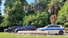Auto dei Carabinieri e della Polizia Locale parcheggiate in un parco