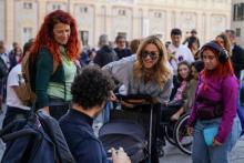 La sindaca Salis saluta un ragazzo sulla carrozzina. Accanto a lei la presidente di Municipio Simona Cosso