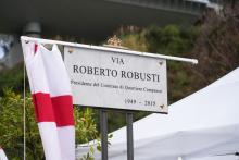 Il momento della scopertura della targa