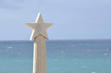 parte della stele con mare sullo sfondo