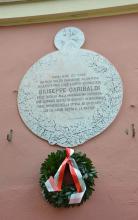 lapide con corona su Villa Garibaldi