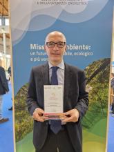 Assessore Campora con in mano il primo premio per l'economia circolare