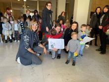 assessore Brusoni insieme a bimbi e genitori