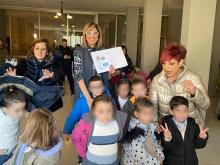 assessore Brusoni insieme ai bimbi