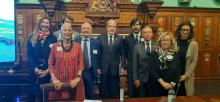 Il sindaco Bucci attorniato anche da alcuni rappresentanti del Club Business Italia di Londra