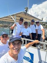 Foto di gruppo, in battello, di un gruppo di volontari della Guardia Costiera Ausiliaria