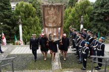 Il gonfalone del Comune di Genova sfila tra i rappresentanti delle forze armate