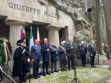 foto di gruppo davanti alla tomba di Mazzini