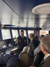 Marco Bucci parla con ufficiale sul ponte di comando