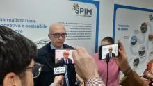 L'assessore Campora intervistato dai giornalisti a margine del convegno