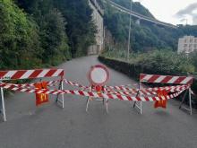 Transenne e nastro a impedire il transito in via delle Fabbriche