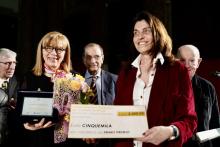 Raffaella Romagnolo premiata dall'assessore comunale alla Cultura Lorenza Rosso