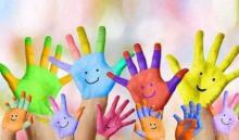 mani di bambini dipinte a colori accesi