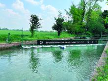 Barriera sul fiume per trattenere i rifiuti