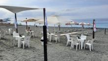 La nuova spiaggia libera attrezzata di Voltri con sedie, lettini e ombrelloni