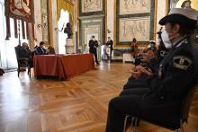 veduta del salone con agente di polizia locale in primo piano