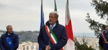 sindaco con fascia tricolore e bandiere