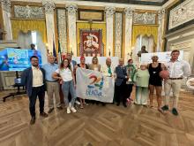foto di gruppo con bandiera capitale dello sport