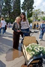 due donne sorridenti osservano una cargo bike