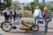 due uomini osservano la cargo bike