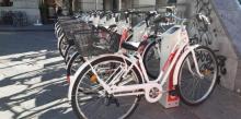 Le bici del vecchio servizio Zena By Bike posteggiate in piazza De Ferrari