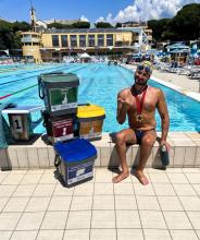 Francesco Bocciardo, a bordo vasca, accanto ad alcuni piccoli contenitori per la raccolta differenziata