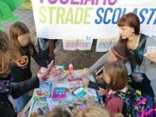I bimbi impegnati nello scambio di libri con il bookcrossing