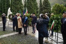 Le Autorità in un momento di raccoglimento: con loro i rappresentanti delle associazioni combattentistiche e d'arma