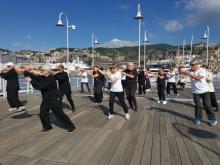 Un momento di una sessione di Tai Chi praticata al Porto Antico di Genova