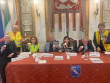 foto di gruppo tavolo relatori con bicchieri d'acqua
