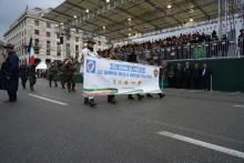 Alpine sfilano con lo striscione "25 anni di forza: le donne nella difesa italiana"