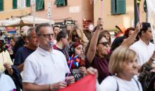 Un momento del corteo del Disability Pride: manifestanti con fischietto e cartelli, al centro la sindaca Salis