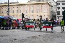 Alpini sfilano in piazza De Ferrari con lo striscione "Grazie Fradis"