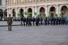Arrivo in piazza De Ferrari degli Alpini con i labari delle varie sezioni