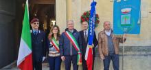 foto di gruppo con bandiere anpi