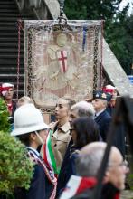 La sindaca Salis e il presidente Bucci davanti al Gonfalone del Comune di Genova