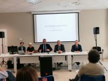 tavolo relatori con piciocchi