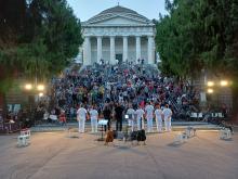La scalinata del Pantheon assiepata dagli spettatori dello spettacolo "Voci da Staglieno" La scalinata del Pantheon assiepata dagli spettatori dello spettacolo "Voci da Staglieno"