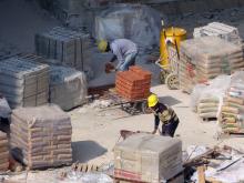 Due operai al lavoro in un cantiere