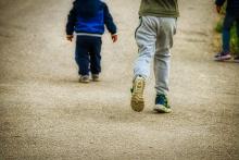 Due bambini ritratti di spalle (foto di repertorio)