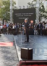 il sindaco parla dal palco