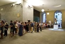 pubblico in coda per entrare al concerto