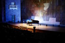 il maestro remo Anzovino al pianoforte