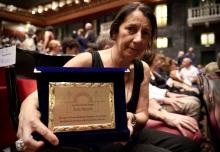 Egle Possetti mostra la targa