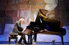 il maestro remo Anzovino al pianoforte