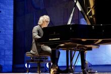 il maestro remo Anzovino al pianoforte