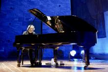 il maestro remo Anzovino al pianoforte