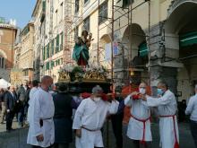 l'arca della Madonna di Masone davanti ai portici di Sottoripa