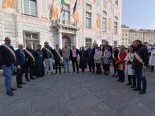 foto di gruppo autorità civile e religiose davanti a paltò san Giorgio