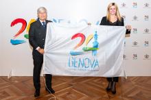  consegna bandiera Genova 2024 al presidente Coni Liguria Antonio Micillo